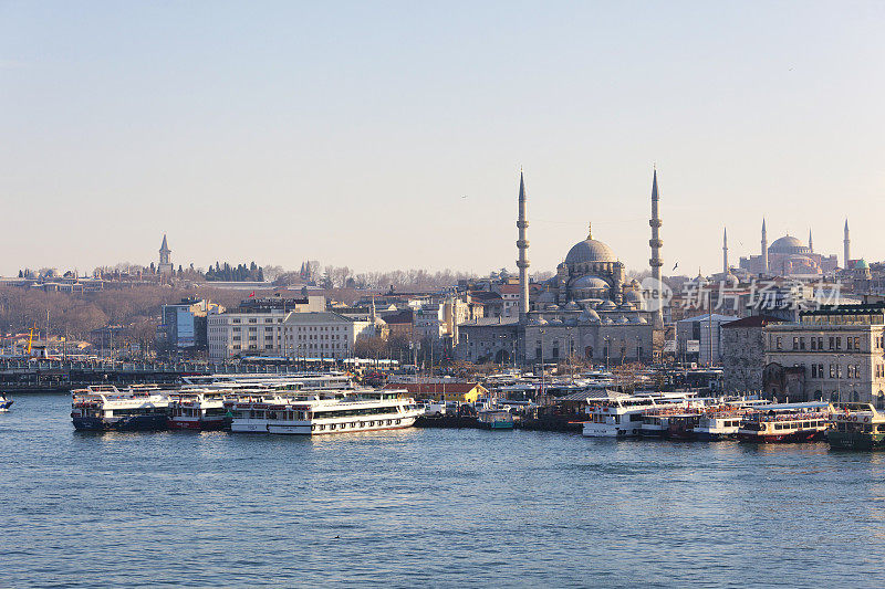 土耳其伊斯坦布尔，米诺努码头附近的Yeni Cami清真寺